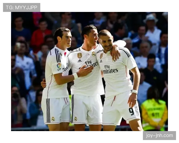 本泽马离开皇马是否正确？战术适配与生涯阶段解析